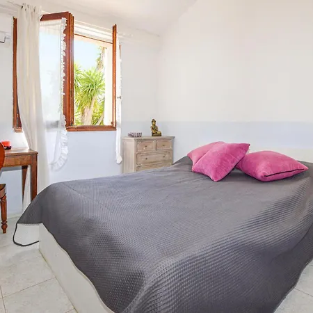 Holiday home Beach Front Home In Venzolasca With Wifi Venzolasca